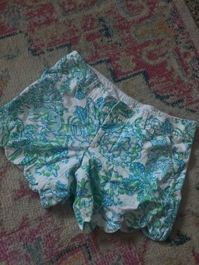 Lily Pulitzer White Floral Scallop Hem Women's Shorts in Blue & Green